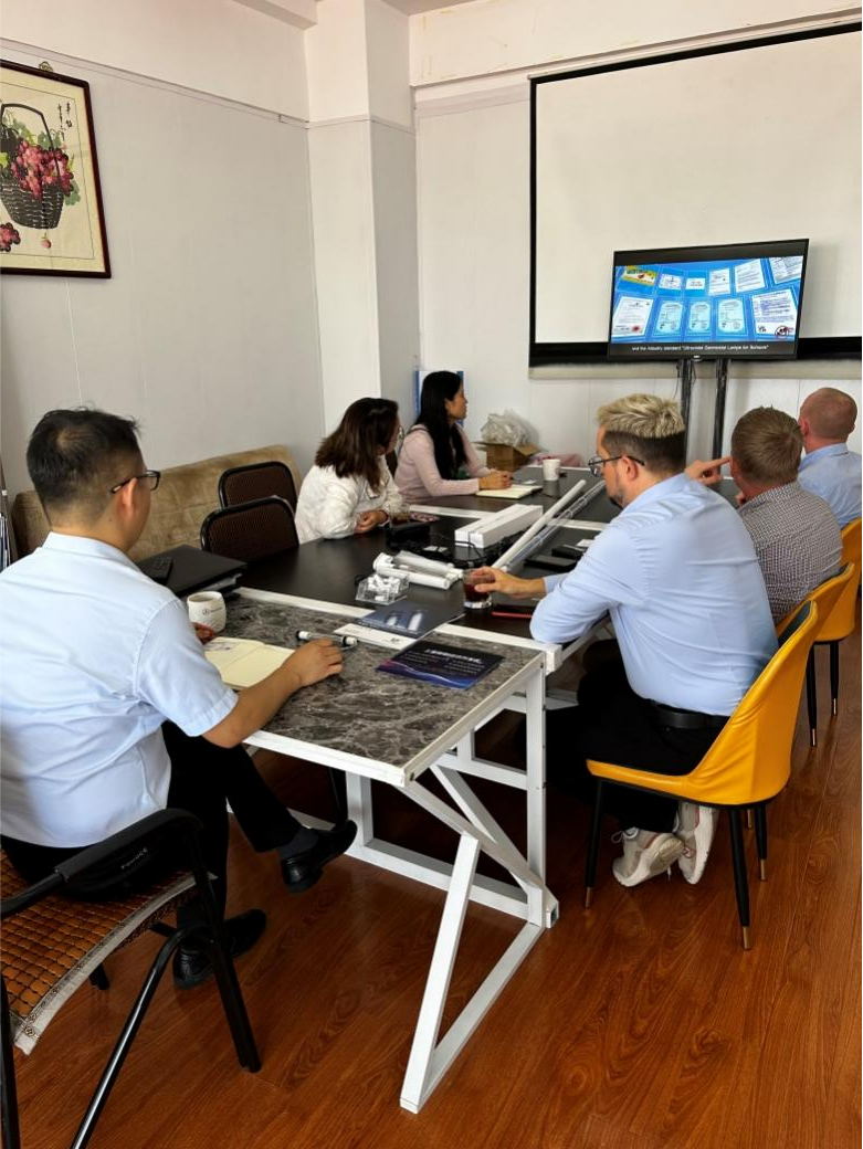 Les clients russes possèdent notre entreprise et ouvrent un nouveau contrat de service.